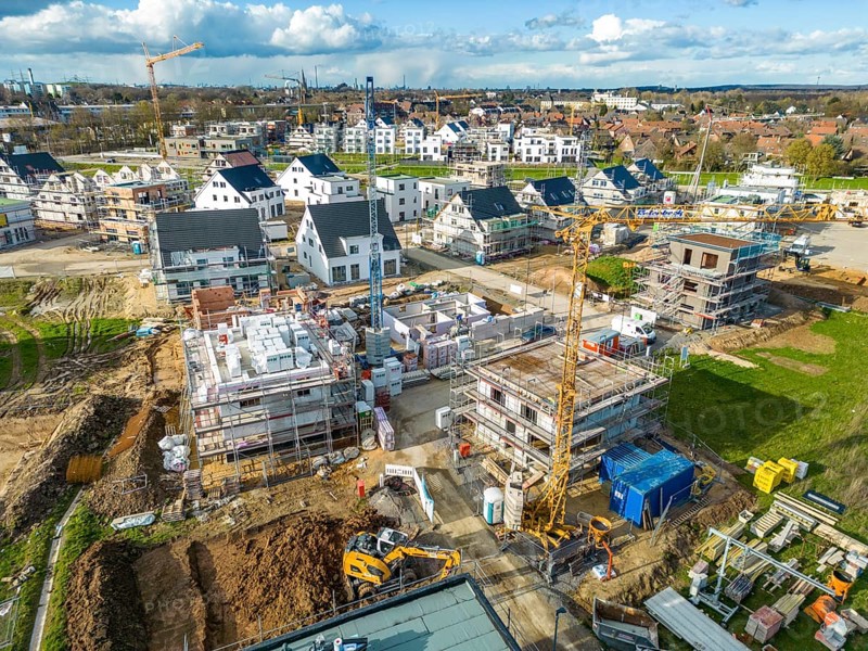 New-build neighbourhood, around 140 detached and semi-detached houses being built in the south of Duisburg, various developers, shells, construction work, North Rhine-Westphalia, Germany, Europe