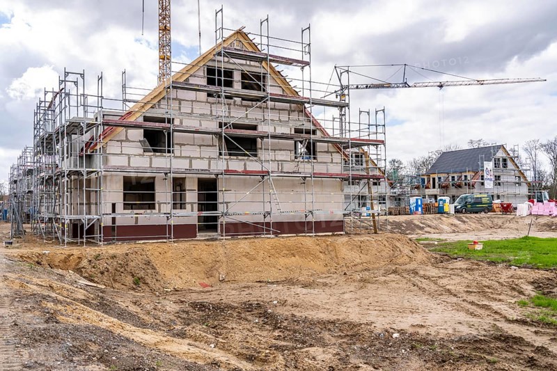 New development district, around 140 detached and semi-detached villas being built in the south of Duisburg, various property developers, still undeveloped land, shells, construction work, North Rhine-Westphalia, Germany, Europe
