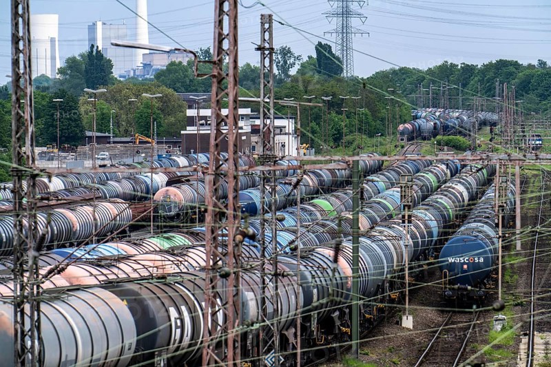 Gelsenkirchen Bismarck marshalling yard, goods trains are assembled and shunted here, tank wagons for transporting chemicals and mineral oil products, in the background the STEAG combined heat and power plant in Herne, North Rhine-Westphalia, Germany, Europe