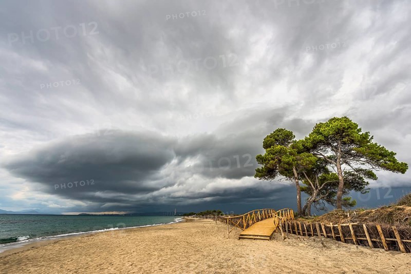Empty beach, jetty, dramatic, gloomy sky, weather, clouds, stormy, stormy, coast, Mediterranean, Mediterranean, crisis, rainy weather, tourism, Follonica, Tuscany, Italy, Europe