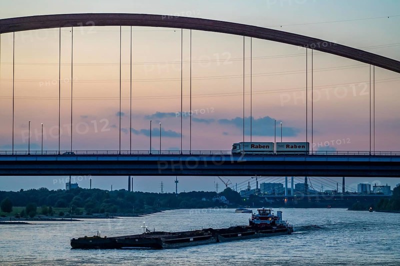 The Bridge of Solidarity, the longest tied-arch bridge in Germany, over the Rhine from Duisburg-Hochfeld to DU-Rheinhausen, the road bridge is dilapidated and has to be rebuilt, many thousands of lorries from the Logport port and cars use the bridge every day, new construction by 2040, cargo ships, Duisburg, North Rhine-Westphalia, Germany, Europe