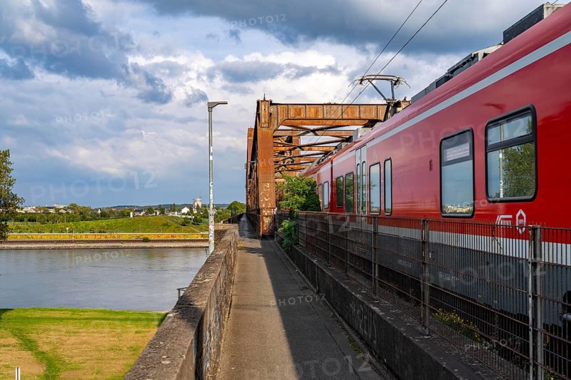The railway bridge Duisburg-Hochfeld-Rheinhausen, over the Rhine, regional trains and many goods trains cross the Rhine here, from 1950, steel truss bridge, Duisburg, North Rhine-Westphalia, Germany, Europe
