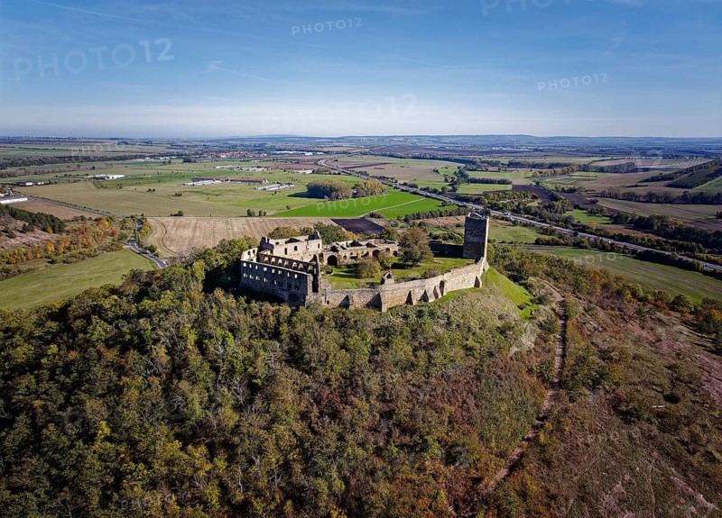 The Höhenburg Gleichen, also known as Wanderslebener Gleiche, Wandersleben Castle or Wanderslebener Burg, is a medieval castle ruin in Thuringia. It is part of the Drei Gleichen castle ensemble. Aerial photo. Wandersleben, Gotha, Thuringia, Germany, Europe