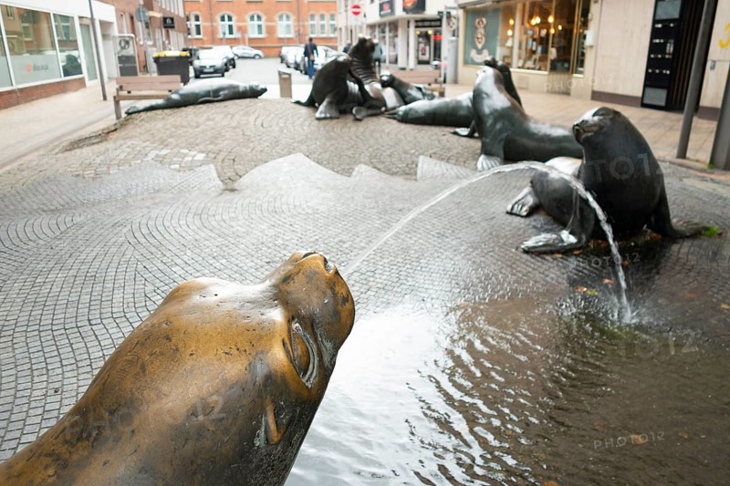 Bronze sculptures, seals, (sculptor Bernd Müller), pedestrian zone, Bremerhaven, Germany, Europe