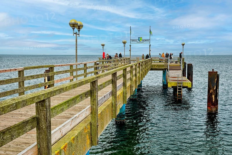 Baltic Sea beach, Baltic Sea coast with the wooden pier Graal-Müritz, Graal-Müritz, Fischland-Darß-Zingst peninsula, Baltic Sea, Mecklenburg-Western Pomerania, Germany, Europe