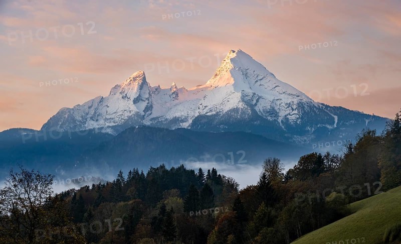 Watzmann massif with snow at sunrise, in autumn, Berchtesgaden Alps, Berchtesgaden, Berchtesgadener Land, Upper Bavaria, Bavaria, Germany, Europe