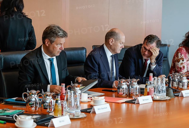 Federal Chancellor Olaf Scholz (M) in conversation with the Head of the Chancellery Wolfgang Schmidt (R), and Federal Minister of Economics Robeck Habeck at the start of the cabinet meeting in the Chancellery, Berlin, 9 October 2024, Berlin, Berlin, Germany, Europe