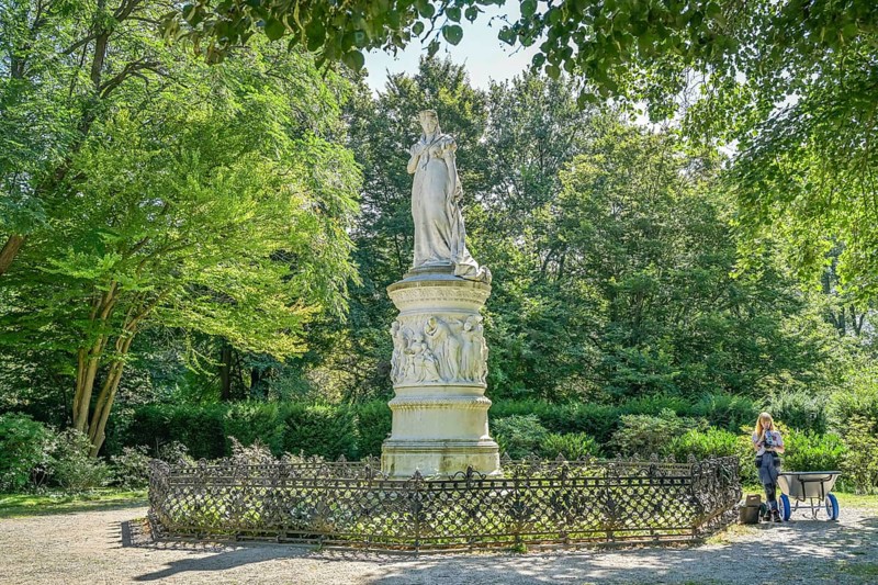 Monument to Queen Louise of Prussia, Luiseninsel, Großer Tiergarten, Tiergarten, Mitte, Berlin, Germany, Europe