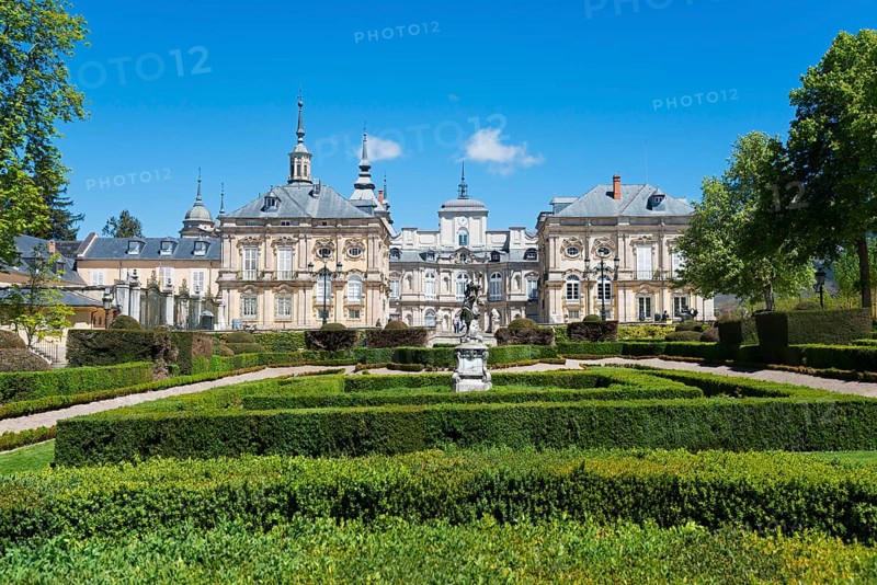 Baroque palace with manicured hedges and sculptures against a clear blue sky, Royal Castle La Granja, Palace, Palacio Real de La Granja de San Ildefonso, San Ildefonso, Segovia, Castilla y Leon, Castilla y León, Spain, Europe