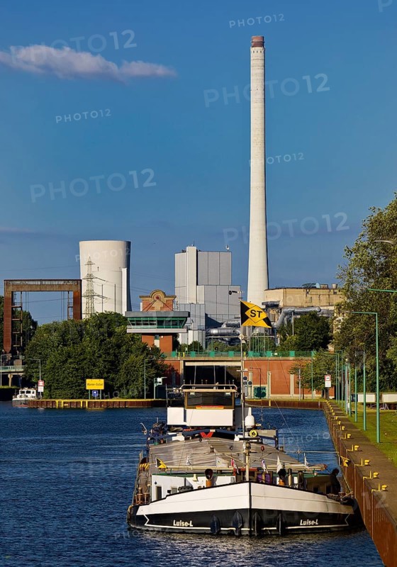 Barge on the Rhine-Herne Canal at the Wanne-Eickel lock with the STEAG power plant in Baukau, Herne, North Rhine-Westphalia, Germany, Europe