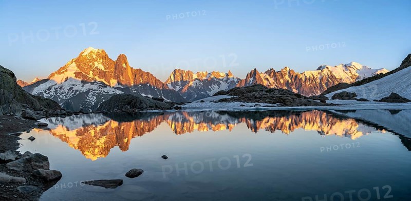 Evening mood, mountain landscape at sunset, alpenglow, water reflection in Lac Blanc, mountain peak, Aiguille Verte, Grandes Jorasses, Aiguille du Moine, Mont Blanc, Mont Blanc massif, Chamonix-Mont-Blanc, Haute-Savoie, France, Europe