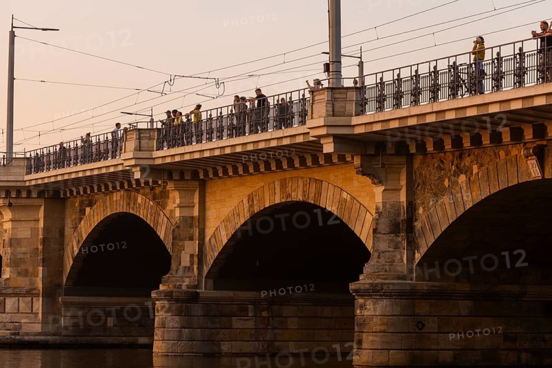 A weather-determining low-pressure system is moving from northern Italy on a so-called Vb track via Austria and the Czech Republic to Poland, bringing very humid air with it. This will also lead to flooding in the Elbe in Saxony. On 18.9.24, the level of the Elbe in Dresden is 6.06 metres. Numerous onlookers watch and photograph the sunset in the high water from the Albert Bridge, Elbe flood in Dresden, Dresden, Saxony, Germany, Europe