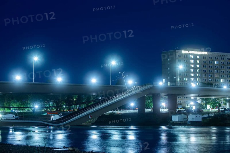 In the early hours of the morning, a section of the Carola Bridge collapsed for unknown reasons. Over a length of around 100 metres, the section on which the trams normally run has collapsed into the Elbe. The area is cordoned off, partial collapse of the Carola Bridge in Dresden, further bridge sections are in acute danger of collapsing, Dresden, Saxony, Germany, Europe