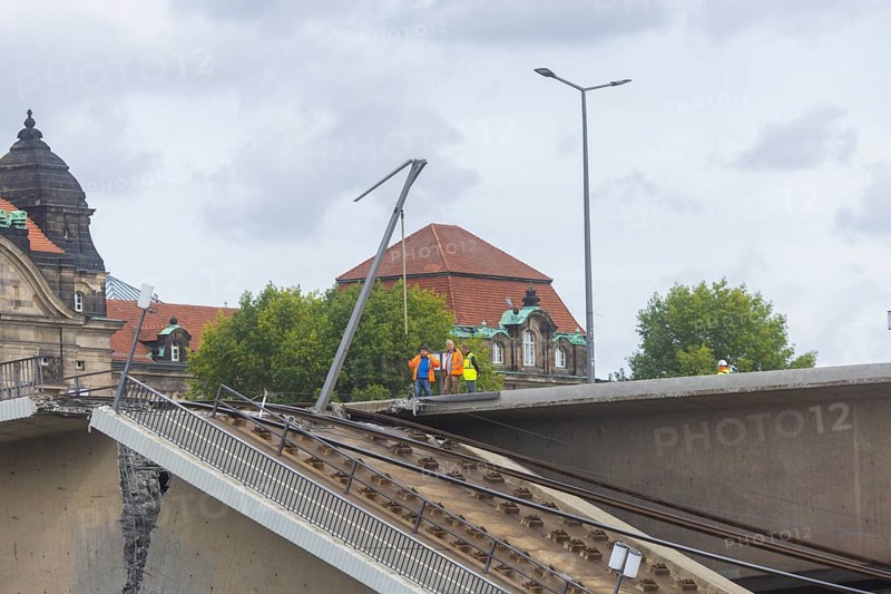 In the early hours of the morning, a section of the Carola Bridge collapsed for unknown reasons. Over a length of around 100 metres, the section on which the trams normally run has collapsed into the Elbe. The area has been cordoned off. Experts inspecting the damage, Partial collapse of the Carola Bridge in Dresden, further bridge sections are in acute danger of collapsing, Dresden, Saxony, Germany, Europe