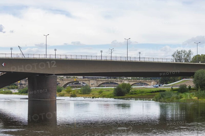 In the early hours of the morning, a section of the Carola Bridge collapsed for unknown reasons. Over a length of around 100 metres, the section on which the trams normally run has collapsed into the Elbe. The area is cordoned off, partial collapse of the Carola Bridge in Dresden, further bridge sections are in acute danger of collapsing, Dresden, Saxony, Germany, Europe