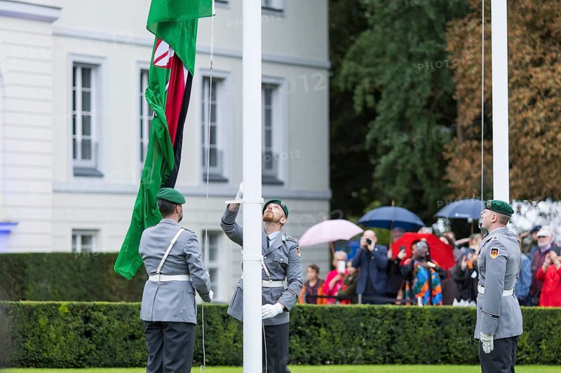 Soldiers hoist the flag of Kenya at the Federal President's citizens' festival in Bellevue Palace Gardens, Berlin, 13/09/2024