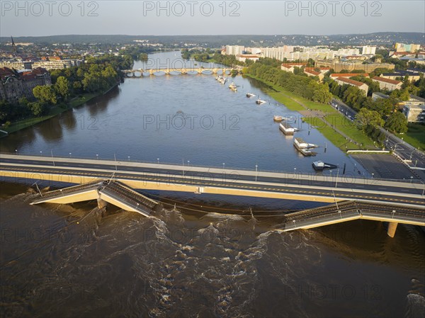 A section of the Carola Bridge has collapsed for unknown reasons. Over a length of around 100 metres, the section on which the trams normally run has collapsed into the Elbe. Part of the bridge has now been demolished and the Elbe is expected to flood, Partial collapse of the Carola Bridge in Dresden, other parts of the bridge are in acute danger of collapsing, Dresden, Saxony, Germany, Europe