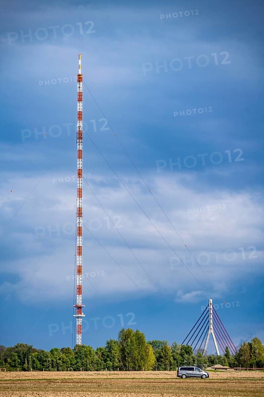 Niederrheinbrücke Wesel, bridge pier, B58, cable-stayed bridge, the Wesel transmitter, 320 metre high, guyed steel lattice mast in Wesel-Büderich, erected, transmitter for the transmission of FM, digital radio (DAB) and television programmes (DVB-T), the Wesel transmitter is the highest structure in North Rhine-Westphalia, North Rhine-Westphalia, Germany, Europe