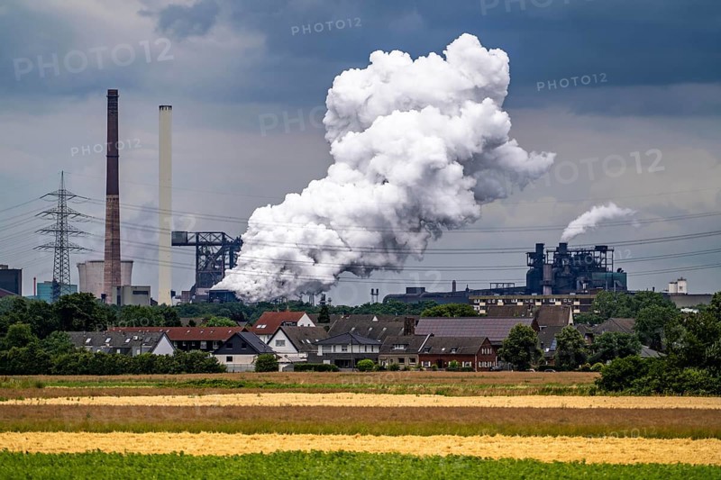 Hüttenwerke Krupp-Mannesmann, HKM in Duisburg-Hüttenheim, 2 blast furnaces, coking plant, residential buildings in Duisburg-Mündelheim, extinguishing cloud of the coking plant, North Rhine-Westphalia, Germany, Europe