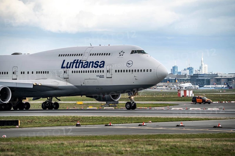 Lufthansa Boeing 747-400 takes off on the western runway at Frankfurt am Main Airport, FRA, Hesse, Germany, Europe
