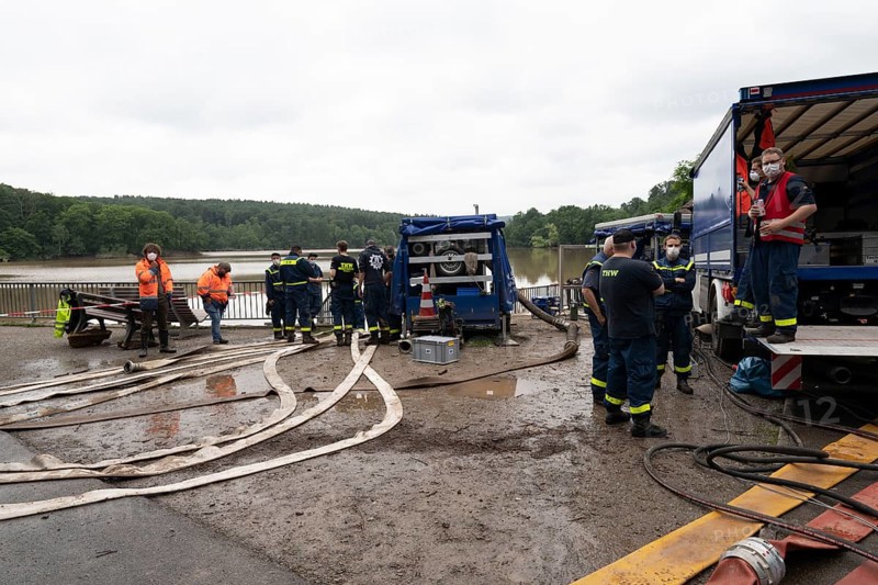 Flood in North Rhine-Westphalia, Steinbachtalsperre in the district of Euskirchen, the dam threatened to break, THW and fire brigade in action, pumping out the reservoir to reduce the pressure on the dam wall, North Rhine-Westphalia, Germany, Europe