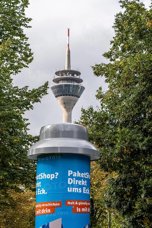 Advertising pillar with 5G mobile phone antenna in the roof of the advertising pillar, over 50 of them are already in Düsseldorf, from the network operator Vodafone, they provide fast Internet within a radius of 400 metres, connected to the fibre optic network, North Rhine-Westphalia, Germany, Europe