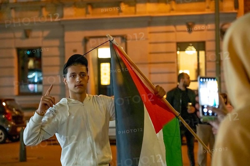 Demonstration by pro-Palestinian activists in Duisburg-Hochfeld, around 110 demonstrators marched through the neighbourhood justifying Hamas' attack against Israel, Duisburg, North Rhine-Westphalia, Germany, Europe