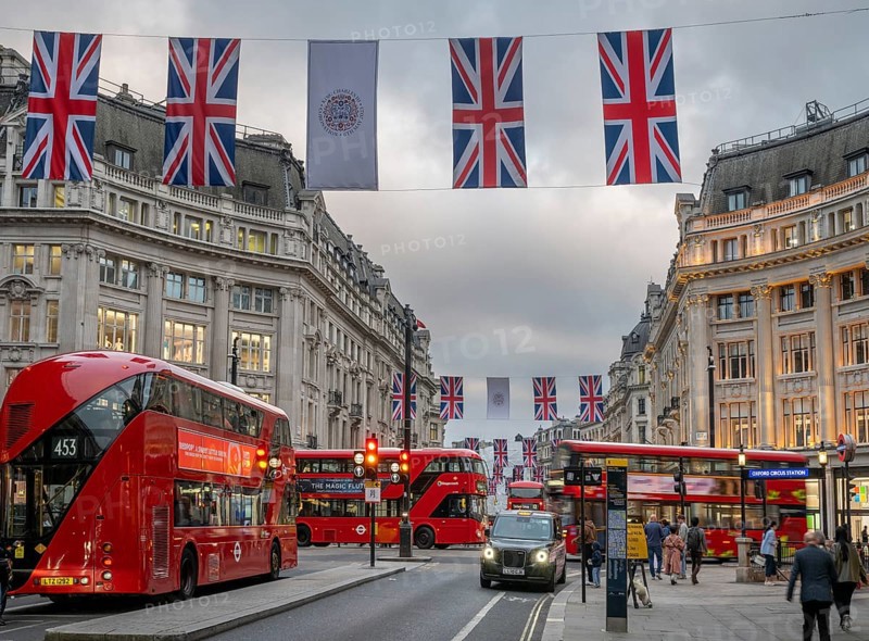 Red double-decker buses, English flags, evening mood, Oxford Circus, London, London region, England, Great Britain