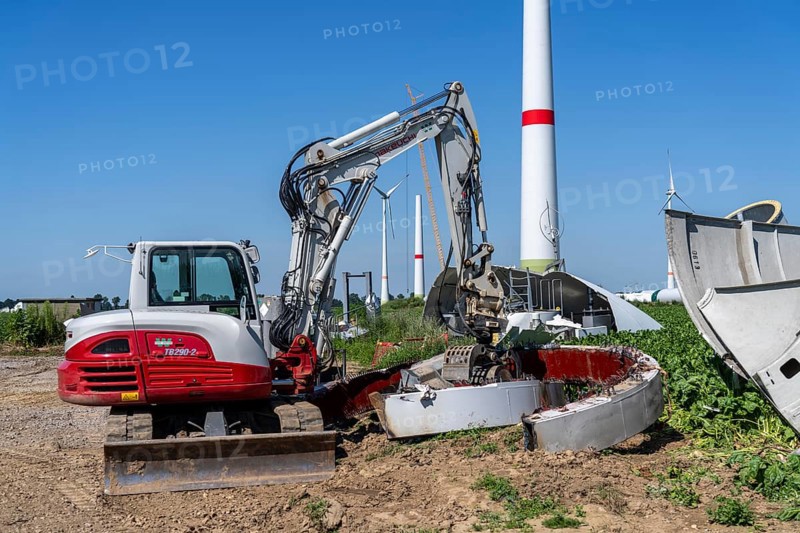 Repowering, dismantled Enercon E-58 wind turbine in a wind farm near Issum, 9 older wind turbines that have been in operation for over two decades are being replaced by a total of four Enercon E-160 turbines, under construction, with a total output of 22 megawatts, Lower Rhine, North Rhine-Westphalia, Germany, Europe