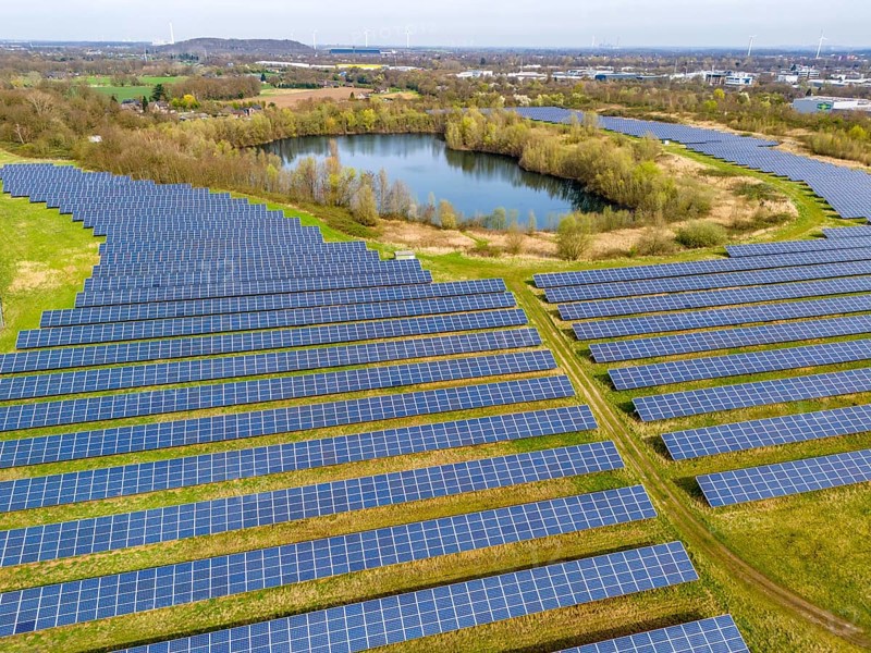 Mühlenfeld solar park, near Neukirchen-Vluyn, over 15, 000 solar modules spread over 24 hectares, generating 3.5 million kilowatt hours per year, North Rhine-Westphalia, Germany, Europe