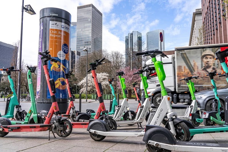 E-scooters, e-scooters parked on the pavement at the corner of Taunusanlage and Taunustor, Frankfurt am Main city centre, Hesse, Germany, Europe