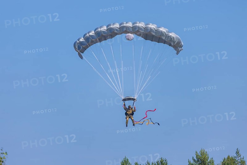 The Oberlausitz military training area opened its Tor tor to thousands of visitors for the Open Day at the Oberlausitz military training area to give them an insight behind the scenes of the Bundeswehr in Saxony. The soldiers present a variety of large and small equipment and impressively demonstrate what they are capable of. High-precision paratrooper jumps, open day at the Oberlausitz military training area, Weißkeißel, Saxony, Germany, Europe