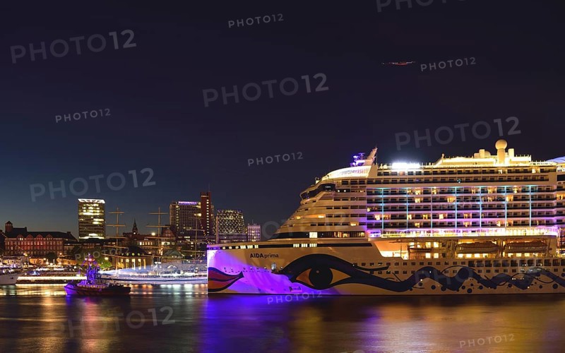 Europe, Germany, Hamburg, Elbe, View over the Elbe to the St. Pauli Landungsbrücken, Skyline St. Pauli at night, Passenger ship AIDAprima, Hamburg, Hamburg, Federal Republic of Germany, Europe