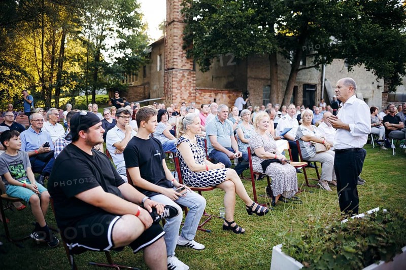 Federal Chancellor Olaf Scholz, (SPD), pictured during a citizens' dialogue in Seelow. 29.08.2024