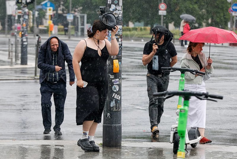Tourists try to protect themselves from the rain, Berlin, 22.06.2024, Berlin, Berlin, Germany, Europe