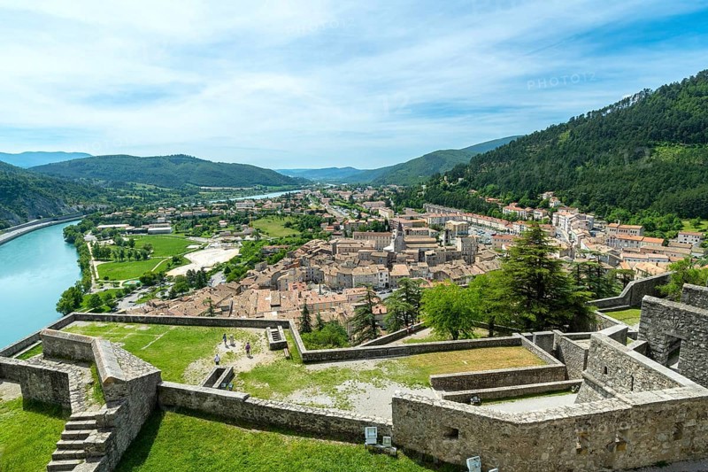 Sisteron. View of the city and the Durance river from the Citadel, Alpes-de-Haute-Provence. Provence-Alpes-Côte d'Azur. France