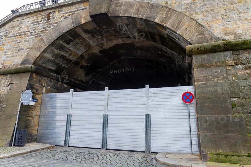 Due to the heavy precipitation in the form of snow and rain, alert level 3 has been declared on the Elbe in Dresden. The maximum level is expected to be 6.37 metres on 29.12.2023. The Terrassenufer was closed due to flooding and the first flood protection barriers were installed. Flood protection gate at Brühlsche Gasse, Dresden, Saxony, Germany, Europe