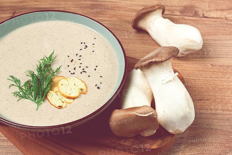 Mushroom cream soup, with dill and bruschetta, mushroom eringi