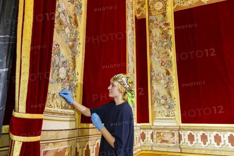 Hanging of the last tapestries in the Royal Parade Rooms in the Dresden Residenzschloss, Dresden, Saxony, Germany, Europe