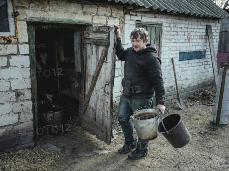 Vova, 46 years old, farmer in Borshchivka. People here only survive thanks to humanitarian aid, the front is only a few kilometres away as the crow flies, Borshchivka, Raion Isyum, Kharkiv Oblast, Ukraine, Europe