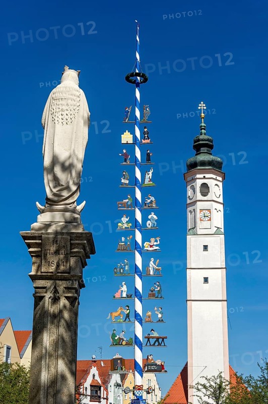 Marian figure on Marian column, maypole, bell tower of the market church St. Veit, Marienplatz, market square, Dorfen, Upper Bavaria, Bavaria, Germany, Europe
