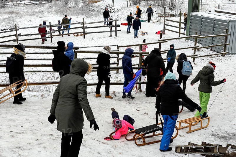 The first snow is here. Despite the coronavirus pandemic, families with children are enjoying wintry conditions on the toboggan run in Torfhaus in the Harz Mountains, 27 December 2020