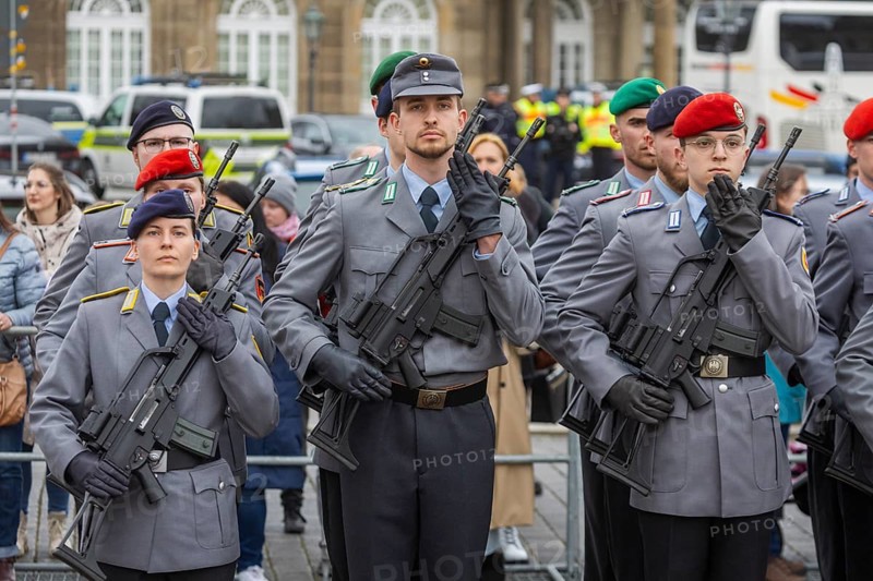 Public roll call of the Army Officers' School on Theatre Square: Bundeswehr honours and bids farewell to young soldiers, Dresden, Saxony, Germany, Europe