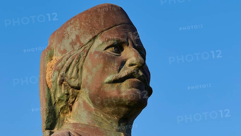 Evening light, bronze bust, freedom fighter, partisan, soldier, Stratis Nikolaos Deligiannakis, Frangokastello, Venetian fortress, fortress, Sfakia, West Crete, south coast, island of Crete, Greece, Europe
