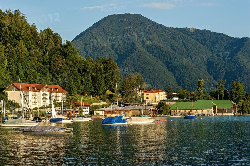 Tegernsee with sailing boats and boat huts, warm evening light, town Tegernsee, mountain Wallberg, Mangfall mountains, Bavarian Prealps, Alps, Upper Bavaria, Bavaria, Germany, Europe