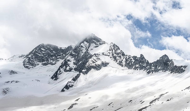 Mountain landscape of rock and ice, glaciated mountain peak Großer Möseler, glacier Waxeggkees, Berliner Höhenweg, Zillertal Alps, Tyrol, Austria, Europe