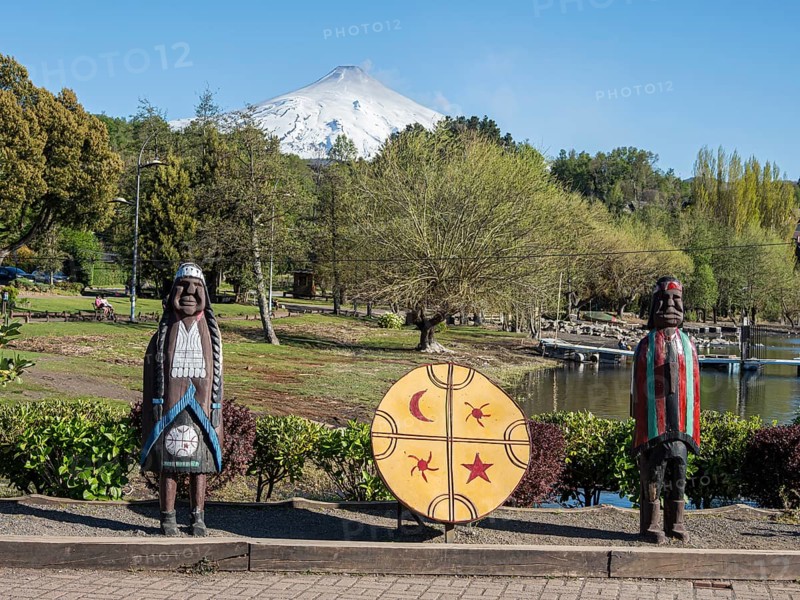 Wooden sculptures, Pucon, at lake Lago Villarica, volcano Villarica, La Auracania, Chile, South America