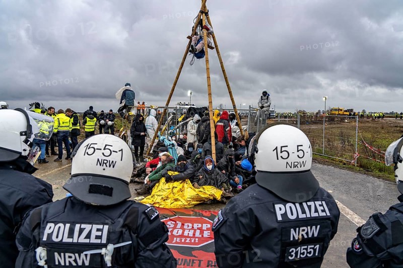 Beginning of the eviction of the Lützerath hamlet, camp of climate activists and squatters, at the Garzweiler 2 opencast lignite mine, by the police, Erkelenz, North Rhine-Westphalia, Germany, Europe