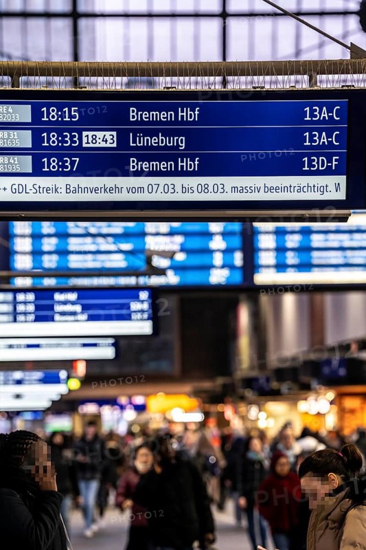 Display boards at Hamburg central station, evening rush hour, in front of another GDL, train drivers strike, full station, notice of the strike, Wandelhalle, Germany, Europe