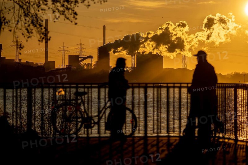 Rhine promenade in Duisburg-Wanheim, sunset, view of the Rhine and Hüttenwerke Krupp Mannesmann, coking plant, Duisburg, North Rhine-Westphalia, Germany, Europe